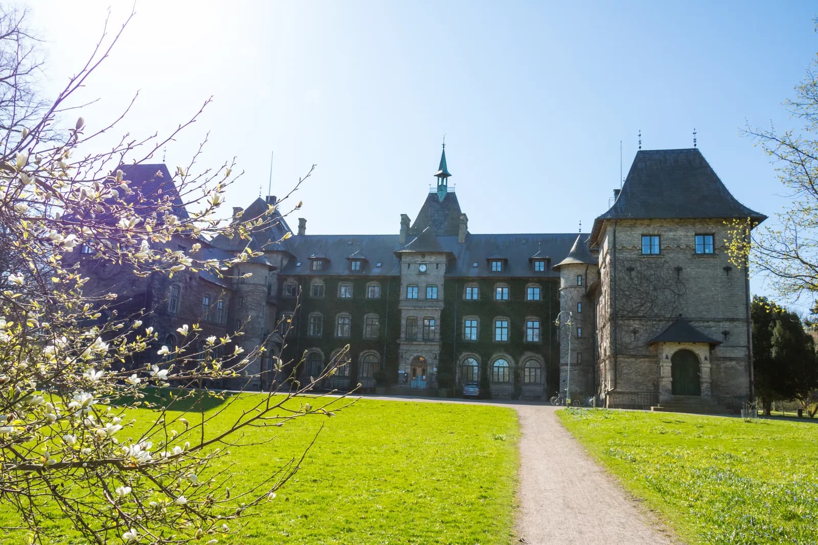 Alnarps slott på våren
